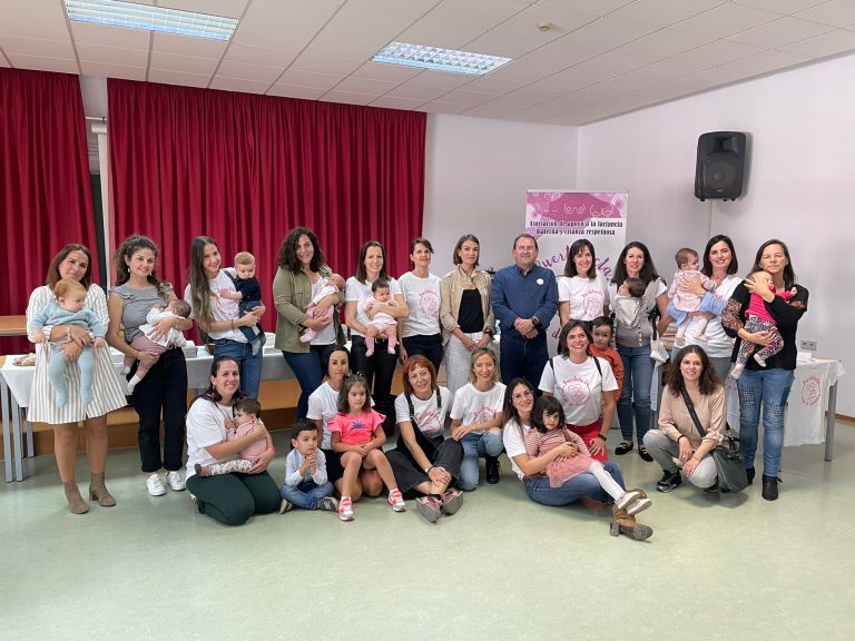 El alcalde de Puertollano acompaña a las madres de Puertolacta en la inauguración de su «Estantería Blanca»