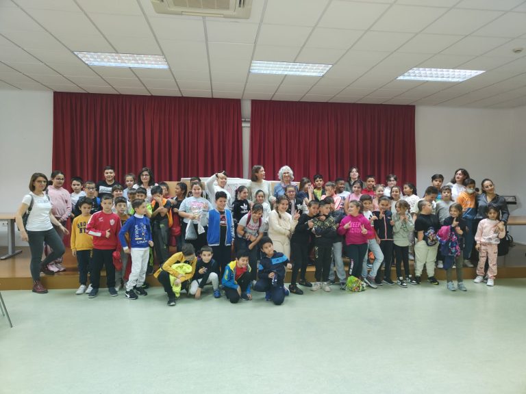 Unos rotuladores y una historia: escolares de Puertollano se divierten mientras conocen el trabajo de un ilustrador