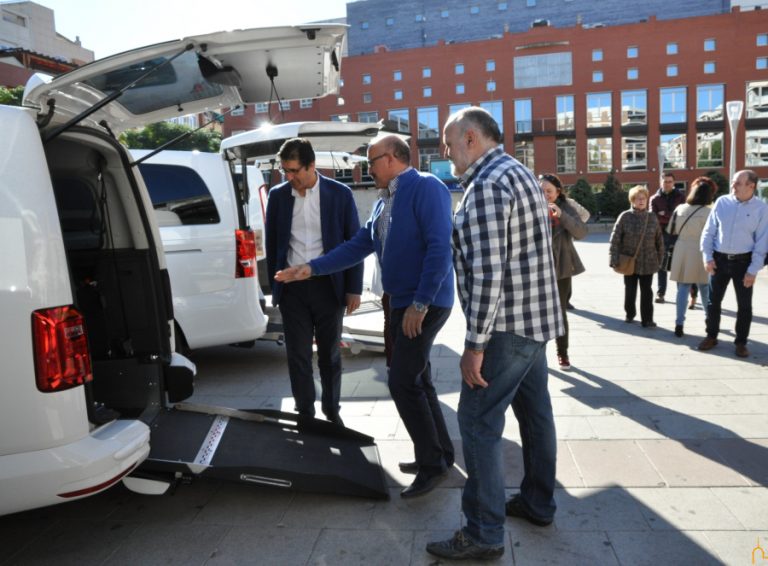 La Diputación subvenciona con 70.000 euros la adaptación de taxis para favorecer los traslados de personas con movilidad reducida