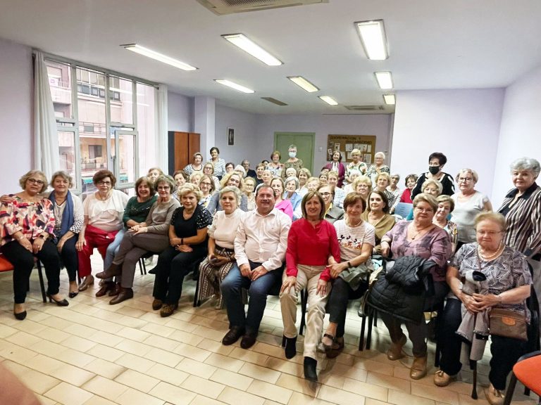 Puertollano: Las mujeres de «El Timón» toman el pulso a la ciudad en un encuentro con Adolfo Muñiz