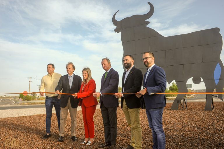 Colocan el toro de Osborne en una rotonda de Tomelloso