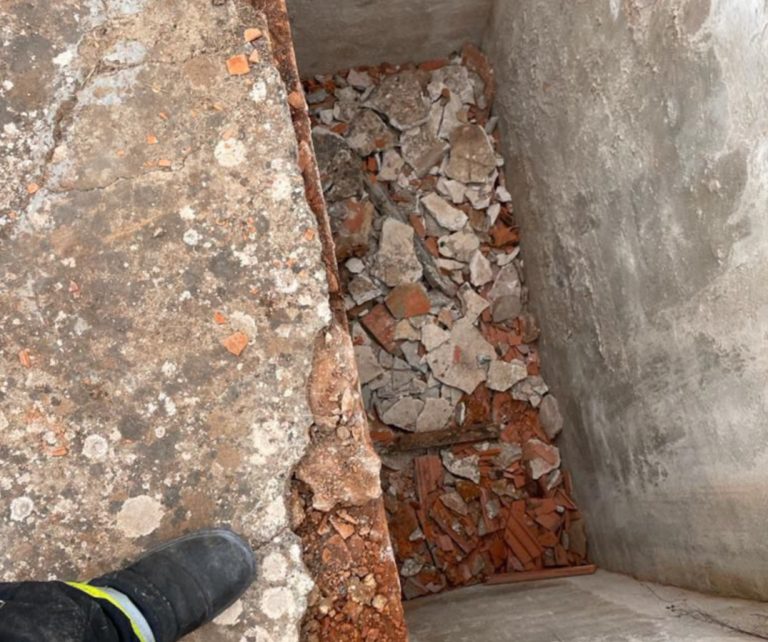 Una señora cae al interior de una tumba de tres metros de profundidad en San Carlos del Valle