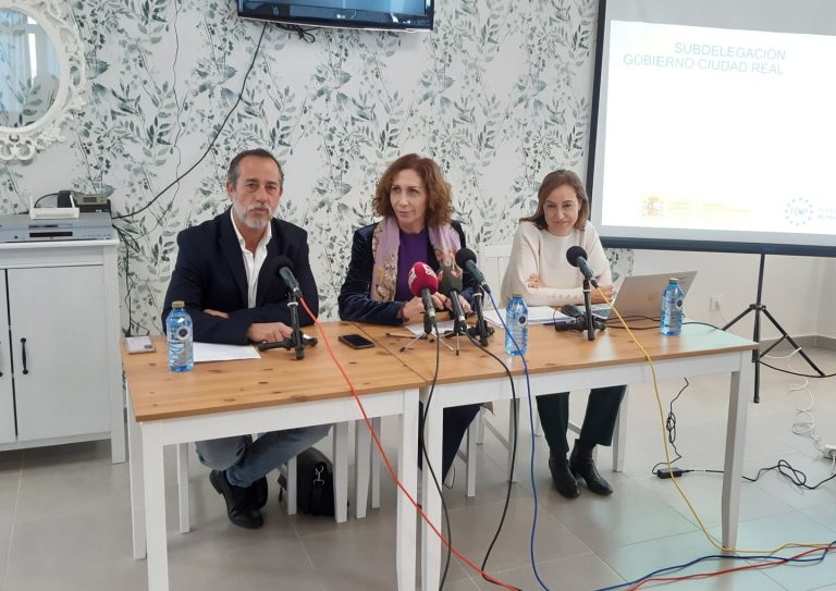 La subdelegada del Gobierno en la provincia informa en Poblete sobre la iniciativa ‘La Administración cerca de ti’ que llegará a 65 municipios