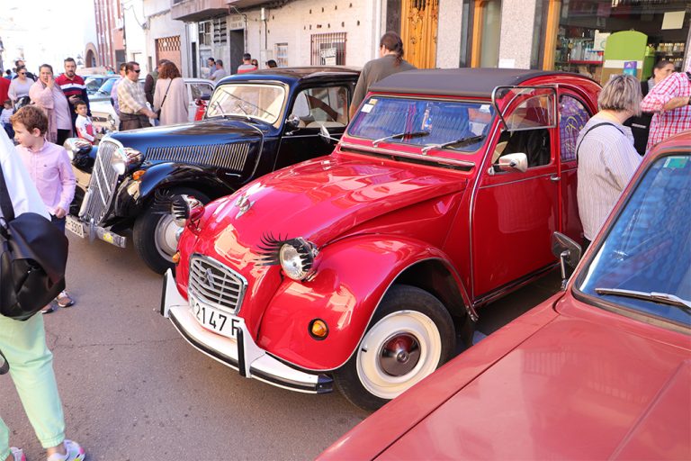 73 vehículos relumbraron durante la I Concentración de Coches Clásicos de Argamasilla de Calatrava