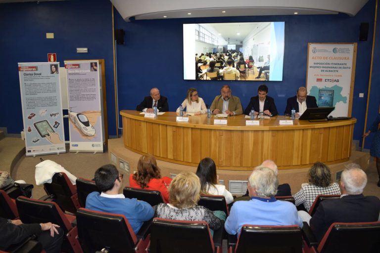 La ETSIIAB acoge la clausura de la exposición Mujeres Ingenieras de Éxito