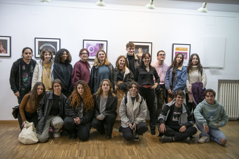 Alumnos de la Escuela de Arte reflexionan a través del lenguaje fotográfico acerca del uso de filtros en las redes sociales
