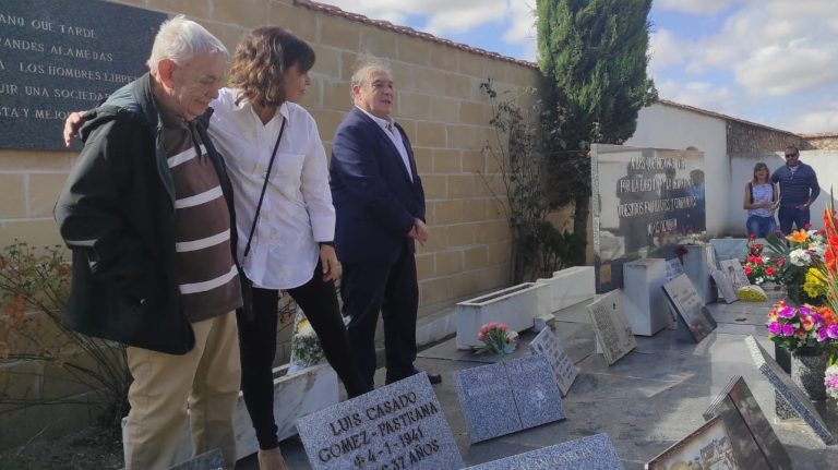 Los socialistas de Ciudad Real homenajean a sus compañeros fallecidos reivindicando “que bajo la bandera de la libertad están todos y todas”