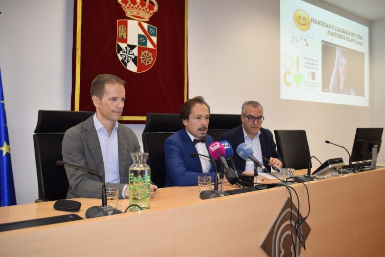 La familia continúa siendo el principal factor de felicidad para los ciudadanos, según un informe de la UCLM