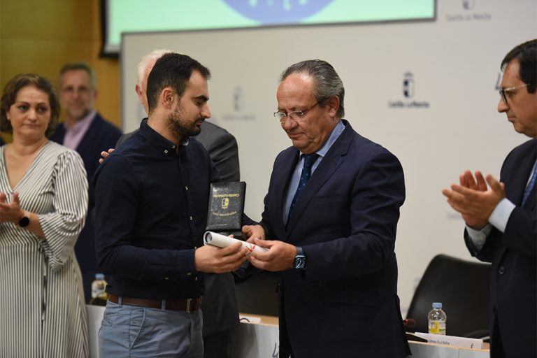 El hijo de José Luis Fernández, el agricultor fallecido en el tiroteo de Argamasilla de Calatrava, recogió la Medalla de Protección Civil otorgada a su padre