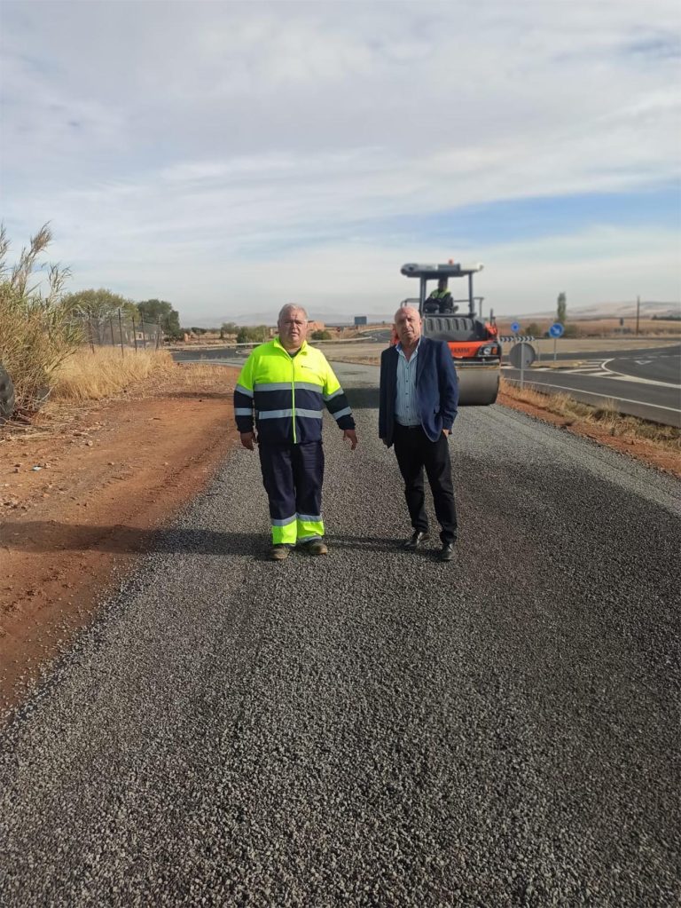 El Ayuntamiento de Aldea del Rey, gracias a la ayuda del Gobierno Regional, acondiciona los caminos de servicio de la variante en la CM-413