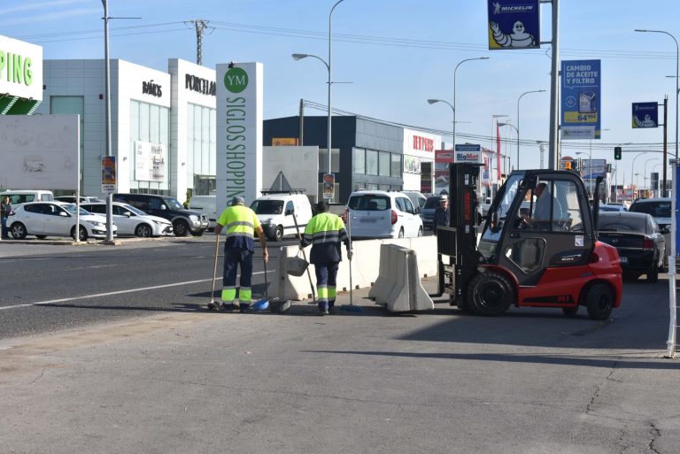 Retirados los bloques de hormigón de la carretera de Carrión que impedían el acceso a varios negocios