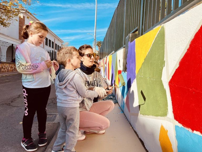 Puertollano: Niños y niñas de los CCEE Inmaculada Enpetrol despliegan su magia para inundar de color el muro de la calle Oviedo
