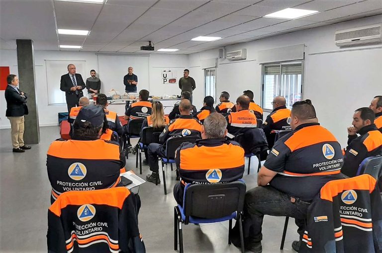 Una veintena de voluntarios de Protección Civil renuevan el carnet para utilizar el desfibrilador en un curso convocado por el Gobierno regional