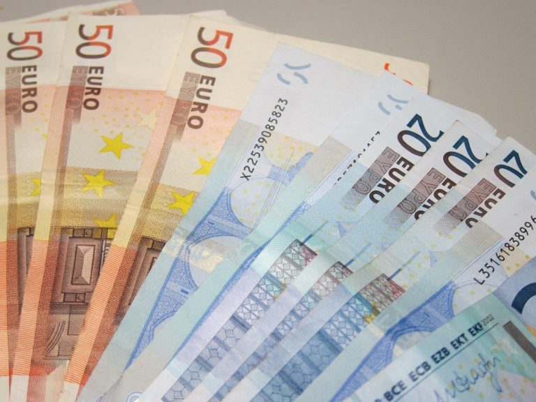 Las tarifas de las telecos, los peajes y la factura de la luz y el gas, principales subidas en 2024