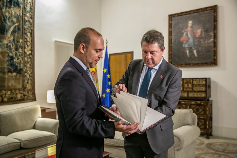 Bellido entrega a Page un ejemplar conmemorativo del Estatuto de Autonomía