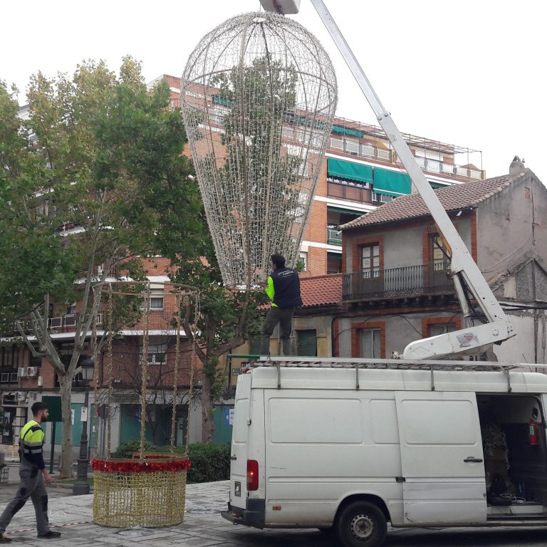 Puertollano: Instalados el gran globo y la estrella gigante, novedades del alumbrado navideño