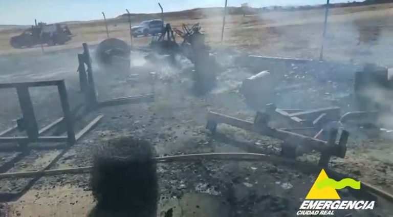 Aparece un cuerpo sin vida en el incendio de gomas, neumáticos y vegetación en un cercado próximo a Almagro