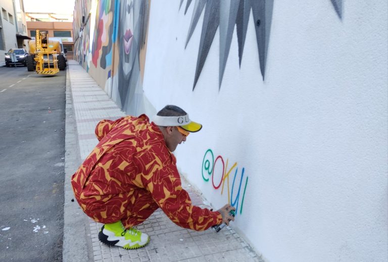 Puertollano: Okuda firma de nuevo el mural de la calle Numancia tras su restauración