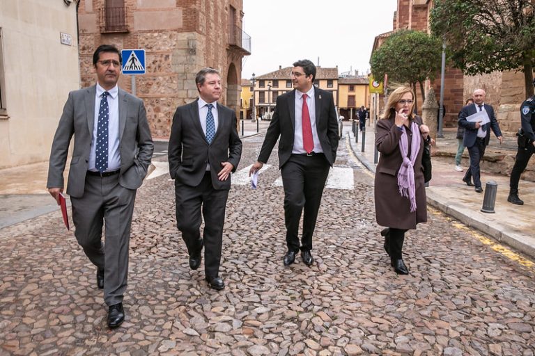 El Gobierno regional apoyará la creación de un Museo de la Zarzuela y la extensión de la fibra óptica en los polígonos industriales de La Solana