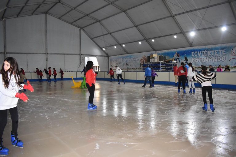Ciudad Real: Inaugurada la pista de hielo en la Plaza de la Constitución como preámbulo de la Navidad