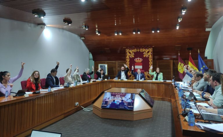 La discusión presupuestaria deriva en un agrio debate sobre el estado de Puertollano