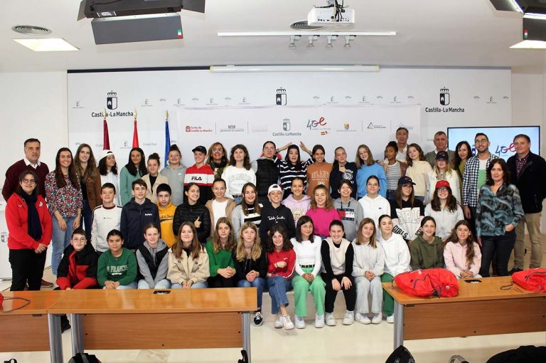 El Gobierno de Castilla-La Mancha recibe al alumnado del colegio ‘Antoine de Saint Exupery’ de la localidad francesa de Pouzauges