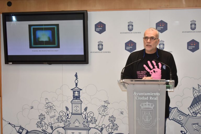 Aitor Rentería con la obra “Azul como origen” se alza con el primer premio de la XXXI edición del Premio López Villaseñor de Artes Plásticas