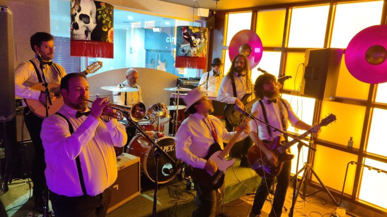 Rebequita y rock con The Buyakers en Llámame Lola