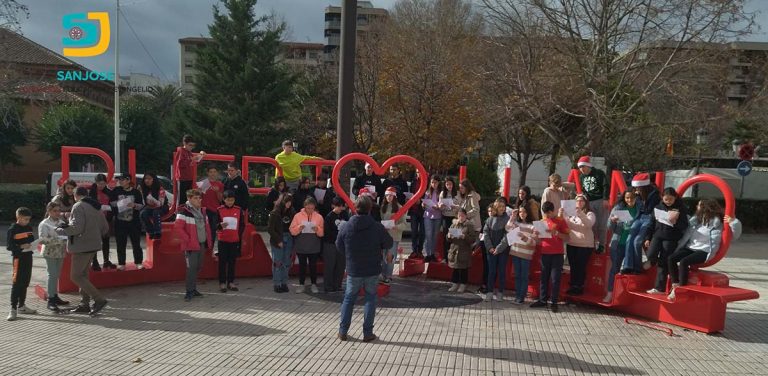 Los alumnos del Colegio San José sacan la alegría de los villancicos a las calles de Puertollano