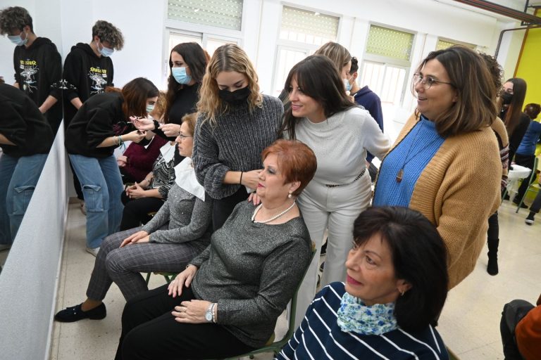 Usuarias del Centro de Mayores del Lucero participa en un taller de auto-maquillaje