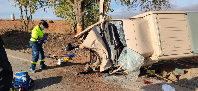 Cuatro heridos, dos de ellos graves, tras la salida de vía de su turismo y choque contra un árbol en La Solana