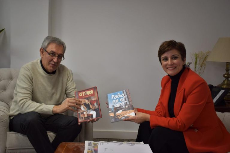 Isabel Rodríguez se reúne con el artista puertollanense Víctor Barba