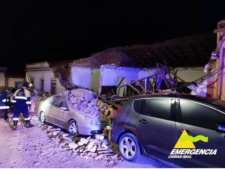 Puertollano: Se derrumban dos casas sobre los coches aparcados en la calle Pizarro