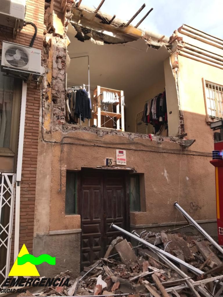 Se hunden el balcón y frontal de una vivienda en Alcázar de San Juan