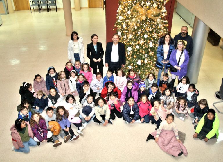 Alumnos del colegio Ramón Cajal visitan el árbol navideño del Ayuntamiento de Puertollano
