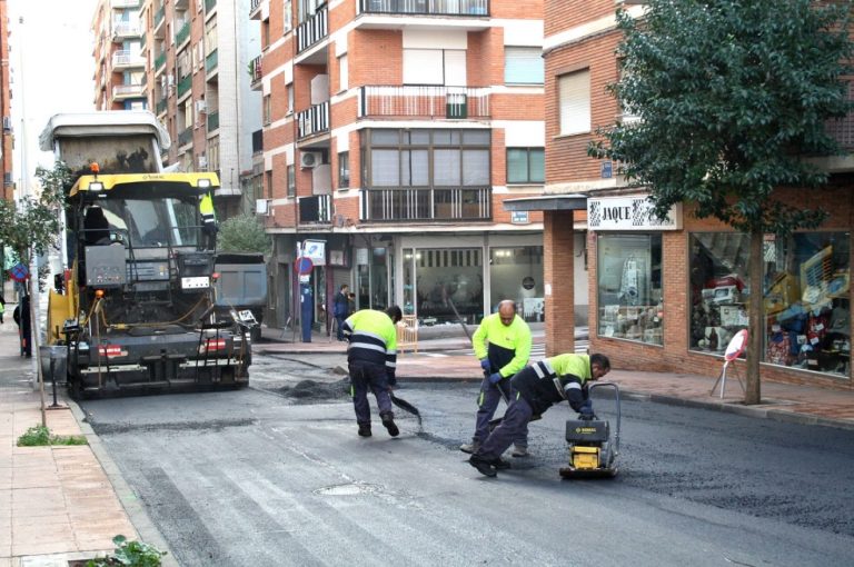 El PP de Puertollano critica que se asfalten calles «en la peor época posible», con lluvia y frío