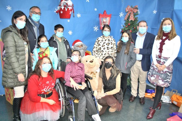Puertollano: Los escolares reciben los regalos del buzón mágico del Centro Aspades-La Laguna