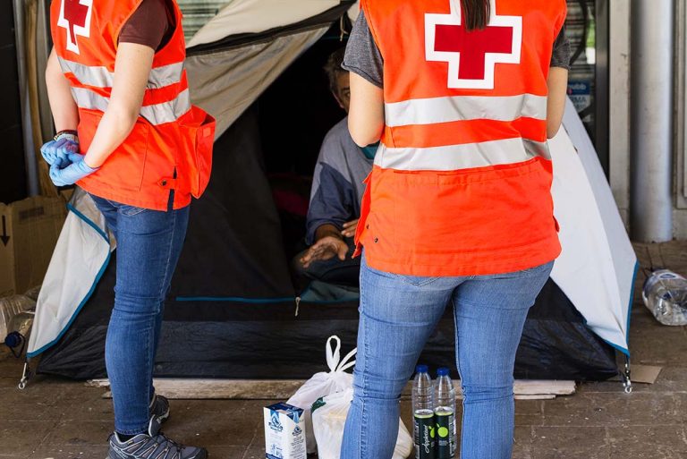Héroes con manta y comida caliente: las Unidades de Emergencia Social de Cruz Roja
