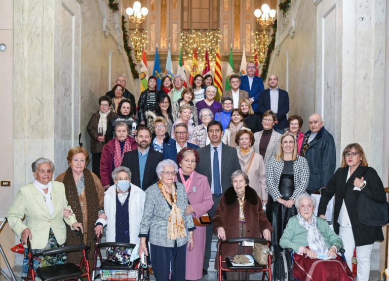 Caballero reconoce la importancia de los mayores en la sociedad y su inteligencia y esfuerzo para que hoy tengamos una vida mejor