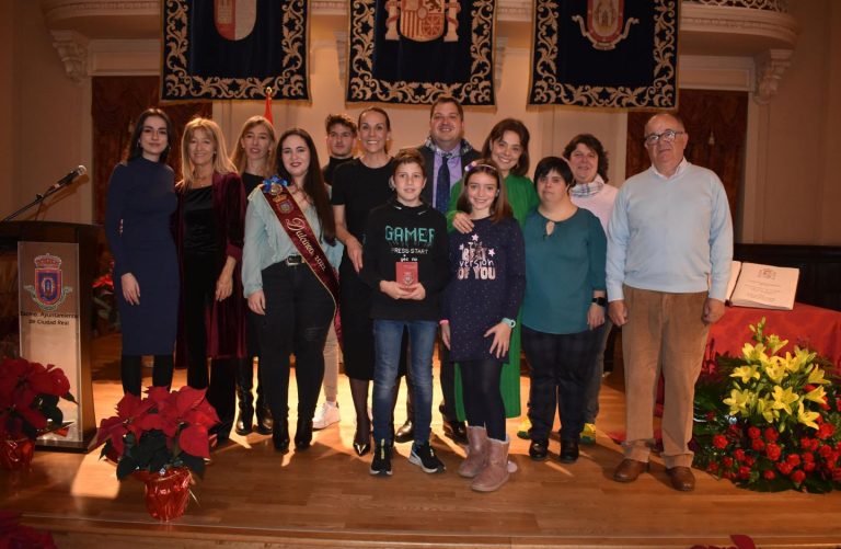 El Ayuntamiento de Ciudad Real y una representación de la ciudadanía rinden homenaje a la Constitución Española