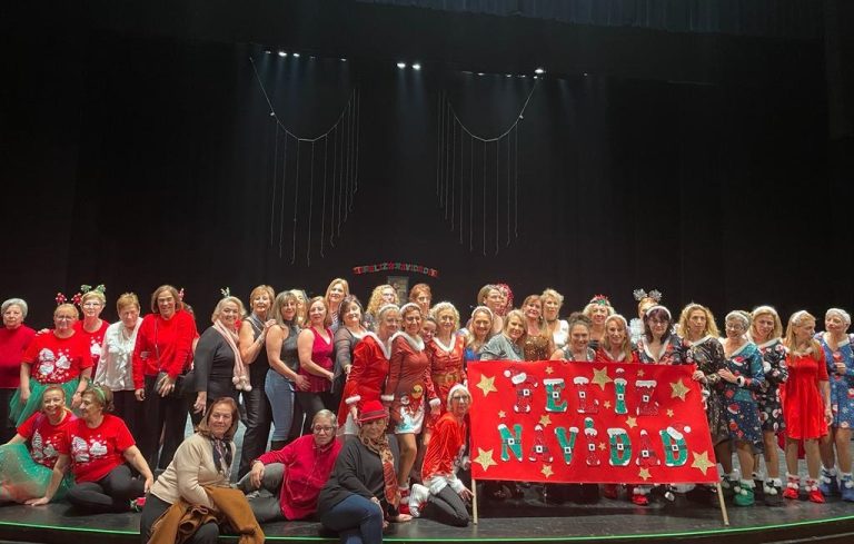 Puertollano: Canciones, coreografías y muchas ganas de compartir la Navidad en el Festival de Educación de Adultos