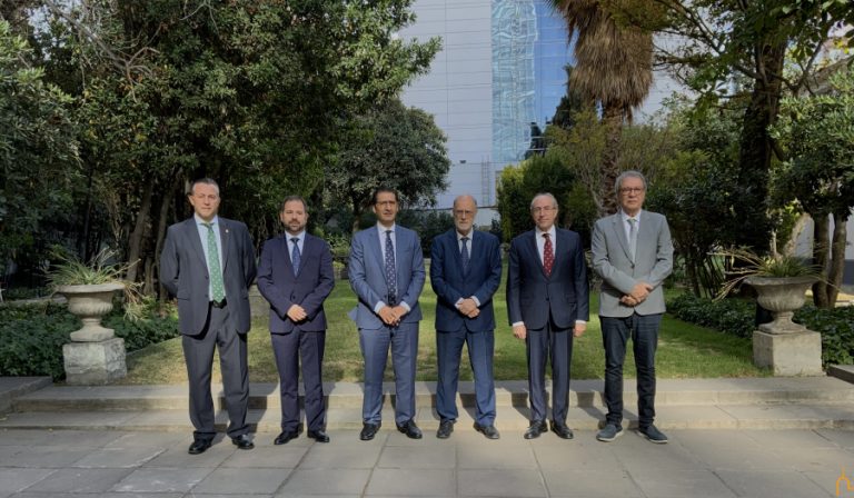 El embajador de España en Chile se interesa por el potencial de negocio y por la presencia de compradores internacionales que acredita FENAVIN