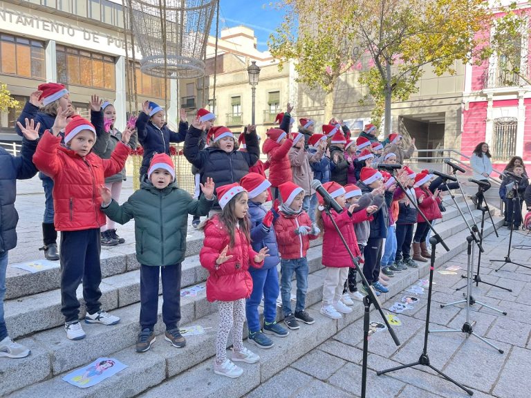 Puertollano: 400 escolares cantan a la Navidad en la muestra callejera de villancicos