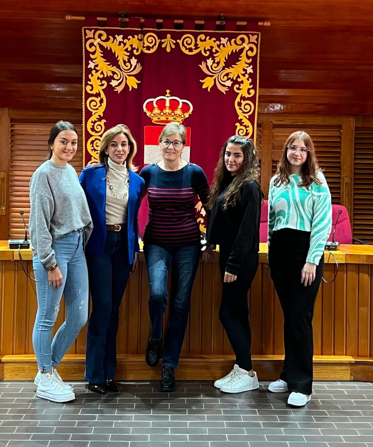 Alumnas del Colegio San José FEYE de Puertollano entrevistan la edil Petra Sánchez