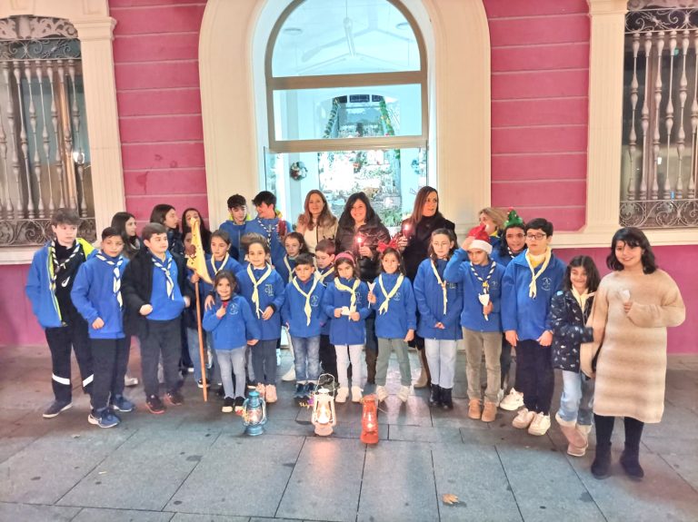 Puertollano: El grupo Scout Bosco trae la luz de Belén al nacimiento del Museo García Rodero