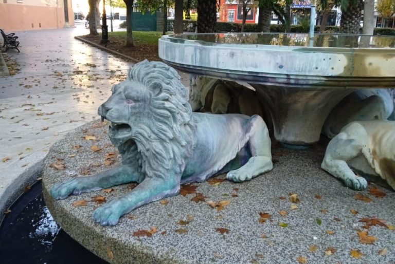 Puertollano: Los leones del Paseo, vandalizados, y otros desperfectos en el mobiliario urbano