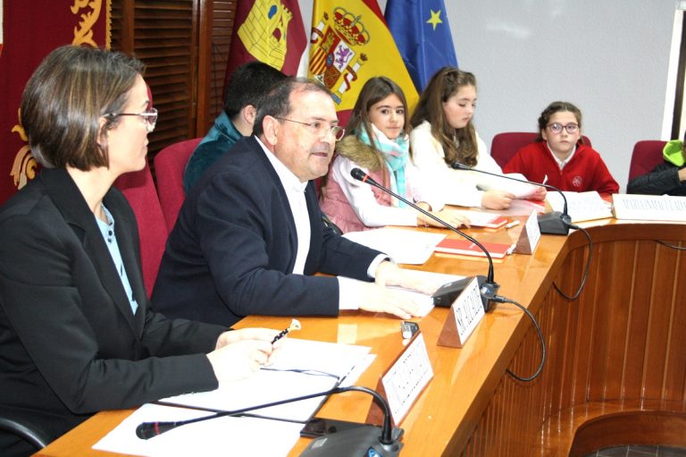 Los escolares de Puertollano reivindican el papel democrático de los ayuntamientos en la gestión ciudadana