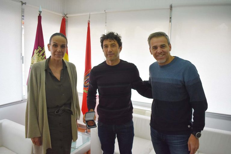 La alcaldesa de Ciudad Real recibe al deportista ciudadrealeño Eduardo Navarro, campeón de España en “slalom fin”