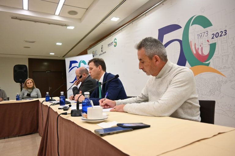 Martín destaca el incremento de personal y servicios del Hospital de Valdepeñas frente a las anteriores políticas de recortes