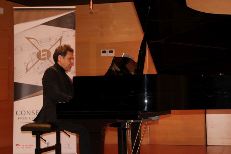 El pianista Diego Ramos da comienzo a la gira de la última composición de José Zárate en Alcázar de San Juan
